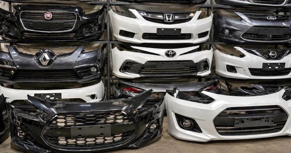 Para-choques originais organizados no estoque